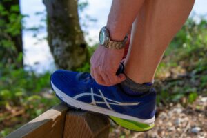 Mężczyzna wiążący buty do biegania