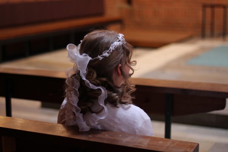 Dziewczynka na swojej komunii