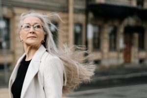 Siwe włosy, które można spróbować przykryć henną
