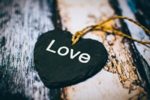 czarne serce z napisem love