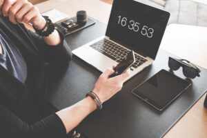 Mężczyzna rozproszony przez telefon przez wypalenie zawodowe