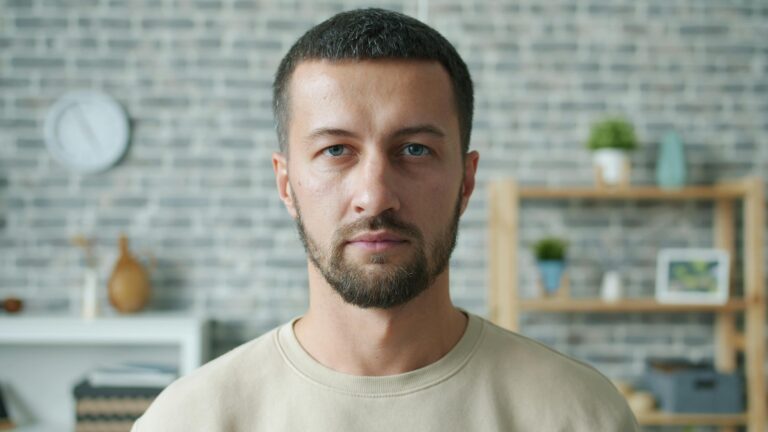 Mężczyzna mający fryzurę na jeża