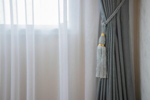Biała firanka na oknie