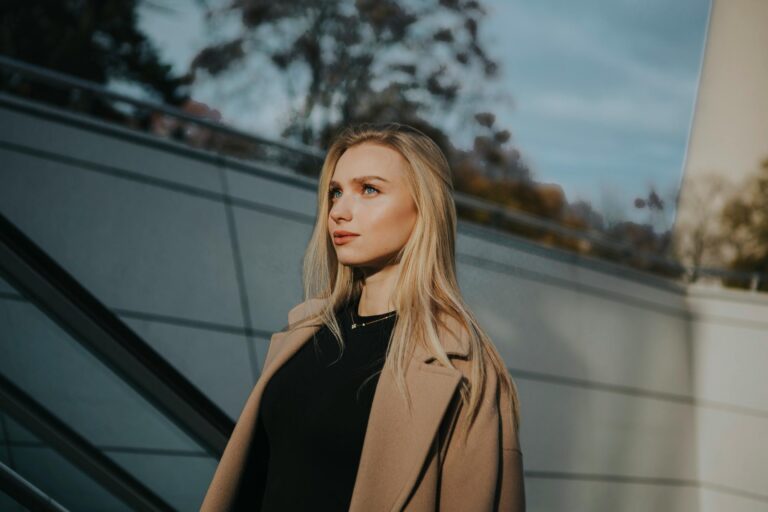 Kobieta z niemiecką urodą patrząca w dal